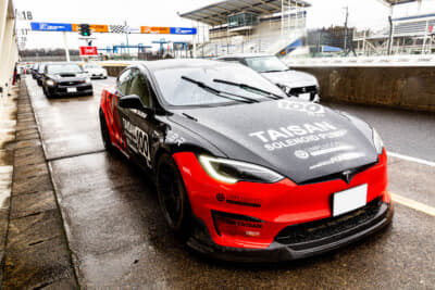 地頭所 光選手によるテスラ モデルS PLAIDの同乗走行も