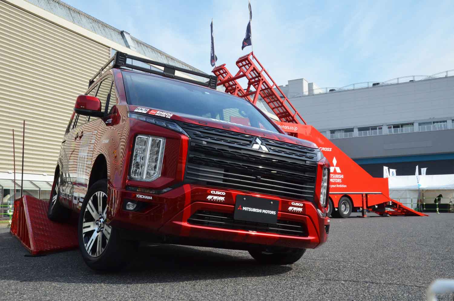 デリカD:5」で45度の急坂をのぼる！ 三菱自動車「4WD登坂キット