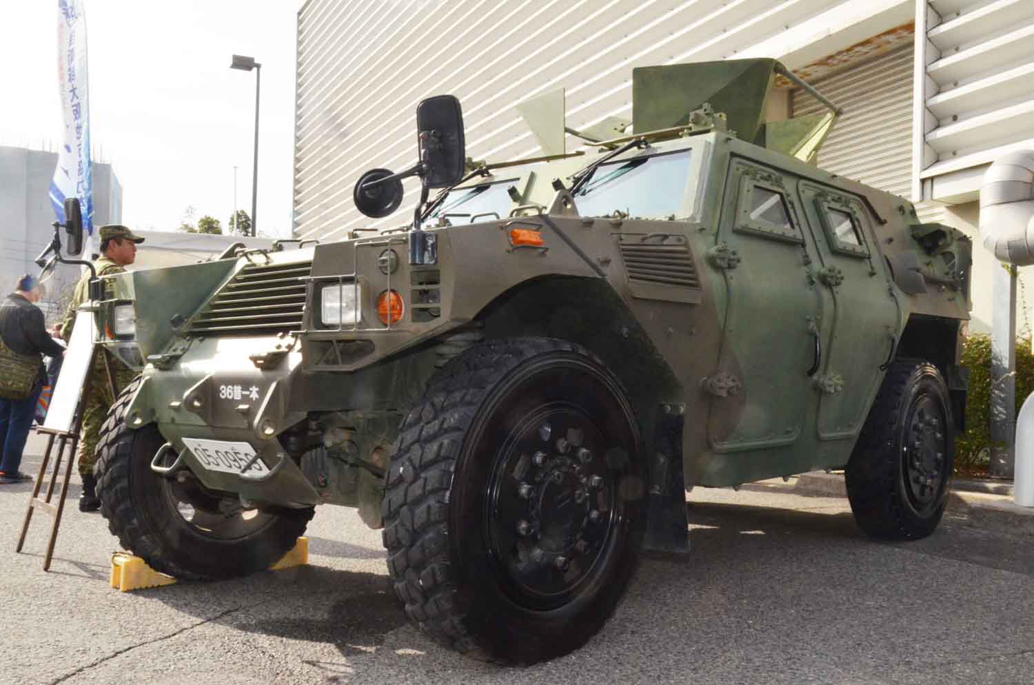 メガクルーザー」と「パジェロ」が軍用車になったら…自衛隊の「軽装甲 メガクルーザー」と「パジェロ」が軍用車になったら…自衛隊の「軽装甲