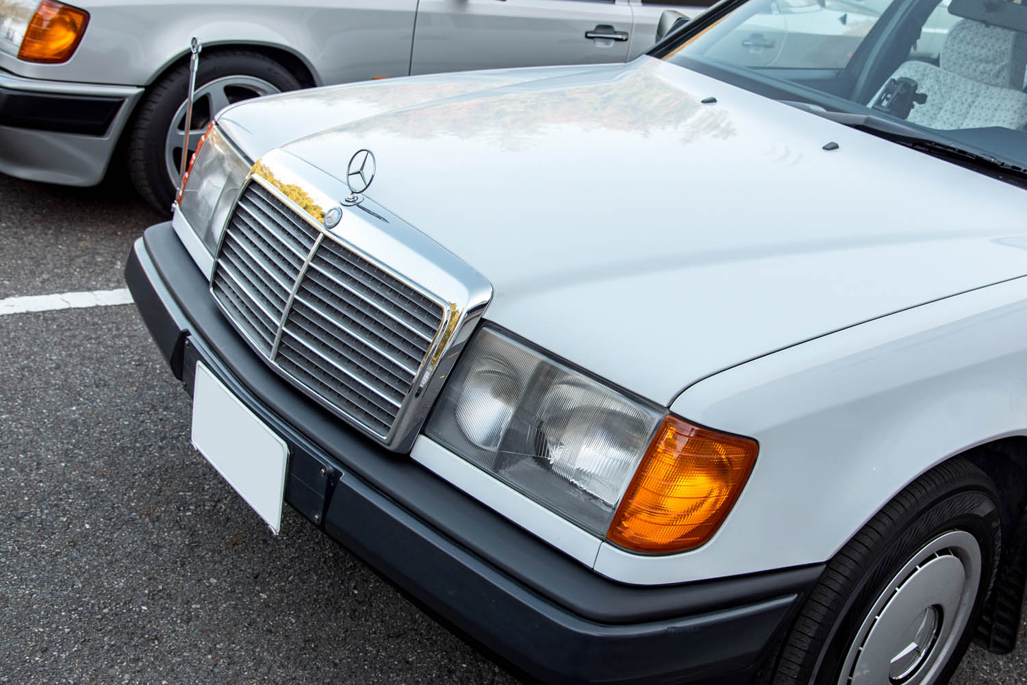 派手にカスタムされたベンツ「W124」を地道にノーマル戻し！ 目指すは「当時、新車で購入したオーナー」風 | AUTO MESSE  WEB（オートメッセウェブ） 〜クルマを文化する 〜