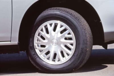 タイヤはすべて195/65R14 。アルミホイールはパッケージオプションに設定された