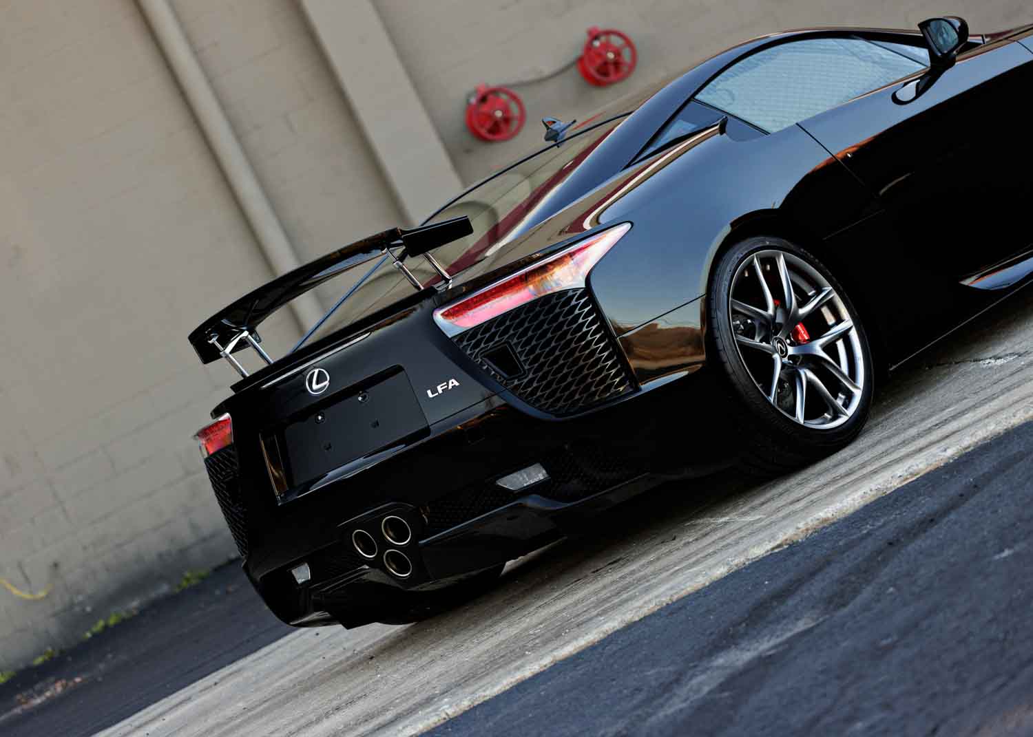 21台のみのレクサス「LFA」が1億2000万円オーバーで売出中！ 走行距離 