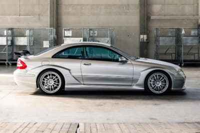 46万625ユーロ（邦貨換算約7370万円）で落札されたメルセデス・ベンツ「CLK DTM AMG」（C）Courtesy of RM Sotheby's