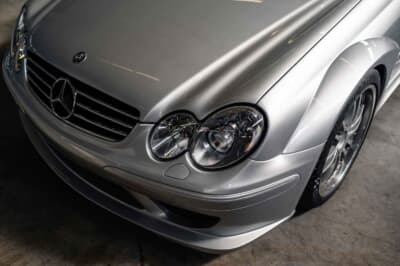 46万625ユーロ（邦貨換算約7370万円）で落札されたメルセデス・ベンツ「CLK DTM AMG」（C）Courtesy of RM Sotheby's