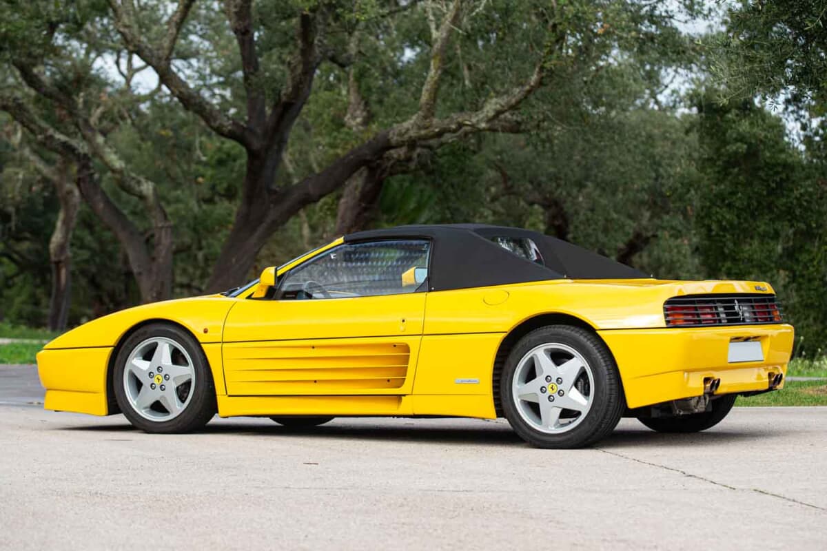 8万6250ユーロ（邦貨換算約1380万円）で落札されたフェラーリ「348スパイダー」（C）Courtesy of RM Sotheby's