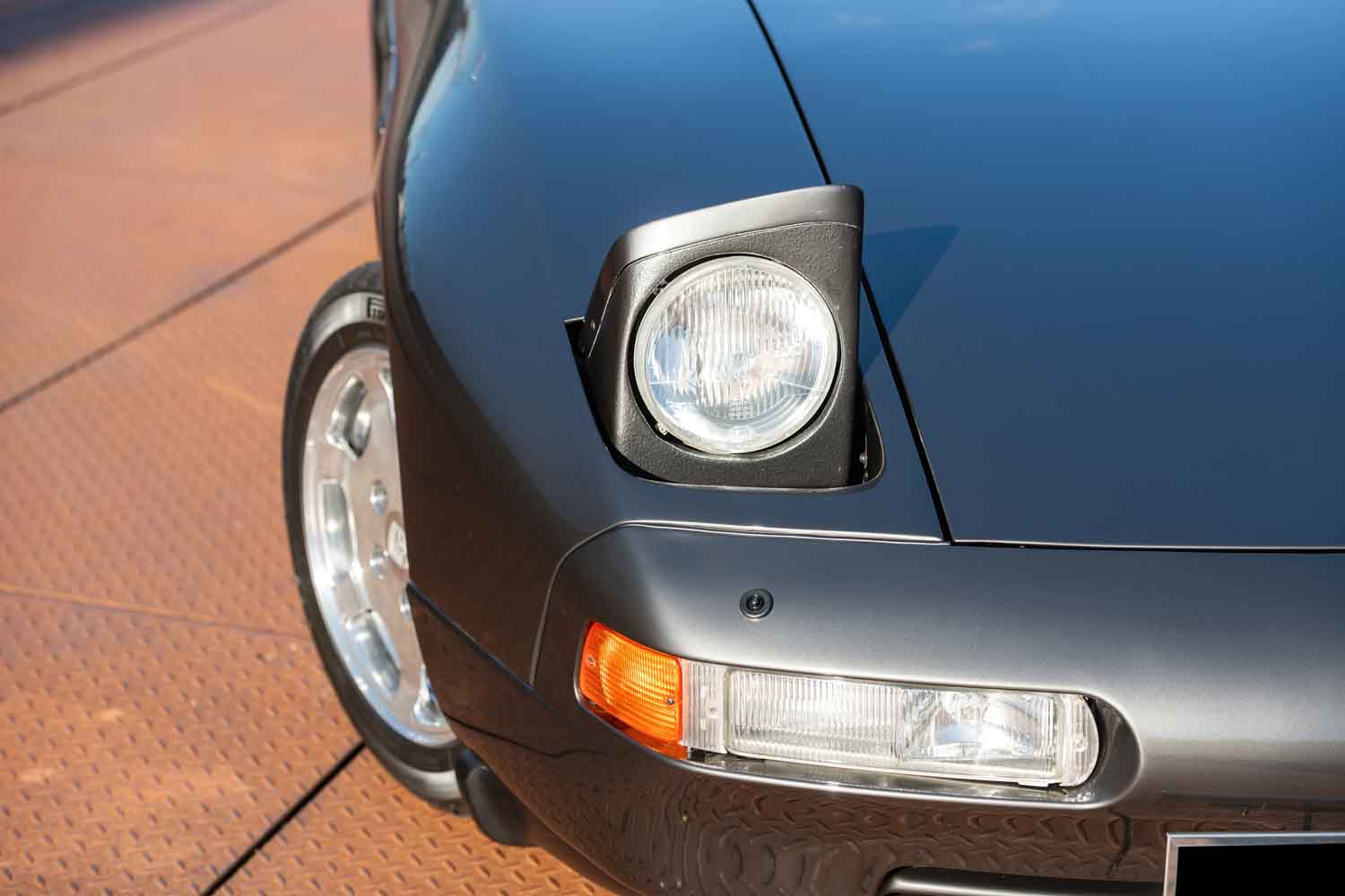 スーパーカーライトのポルシェ「928」があった！ 世界1台の正規モノは