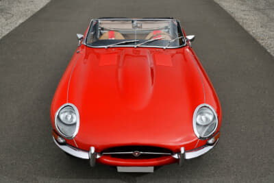 この真紅のEタイプは1964年式。つまり3.8L時代のシリーズ1最終型で、ボディタイプはオープンモデルの「OTS（Open Two Seater）」