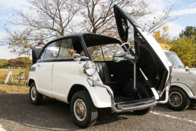 3輪マイクロカーのイセッタと同じように車体の正面がドアになっている。全エンブレムが旧ロゴである点もポイント