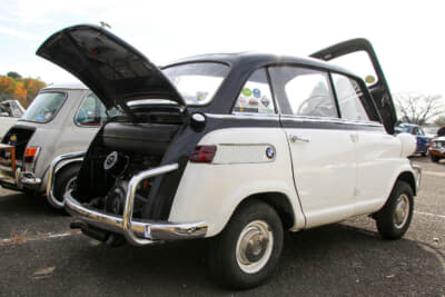 イセッタよりもホイールベースが延長されており、車体後部右側に後席用のドアが存在