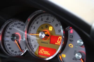 ザッカー号の走行距離は施工前で26万2986km。過走行であることに違いないが、これまでノントラブルなので、今の良い状態を保つ意味でもリフレッシュサービスをお願いすることにした