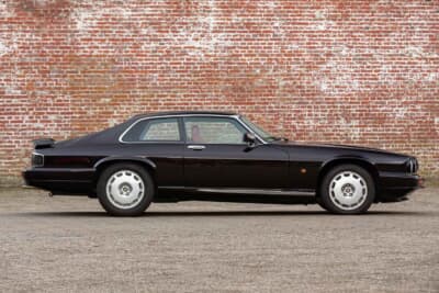 4万250ユーロ（邦貨換算約660万円）で落札されたジャガー「XJR-S6.0」（C）Courtesy of RM Sotheby's