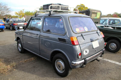 追突防止を狙いとして、テールランプを視認性が高い輸出用の2色タイプに変更している