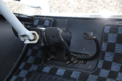 アクセルペダルのデザインは独特だ。総走行距離は不明で、メーター上の走行距離は4200km