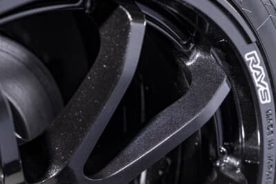 エッジの効いたスリムスポークはエンドをグッと持ち上げてから緩やかに引き出してセンターへ落とし込み、精悍なコンケーブラインで足もとの深みをアピール