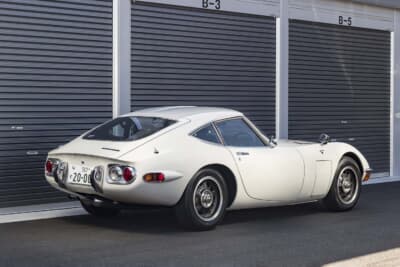 1969年8月のマイナーチェンジで登場した後期型2000GT。フロントマスクやウインカーランプ、サイドのリフレクターなどが変更されている