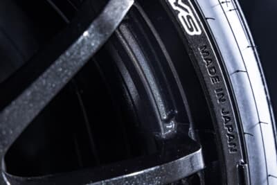 スポーク間のフランジを彫り込んだC-FORM。駄肉を削ぎ落としながら剛性が高められる新意匠で、強い負荷がかかった際にも真円を保ち続ける逞しさを引き出した