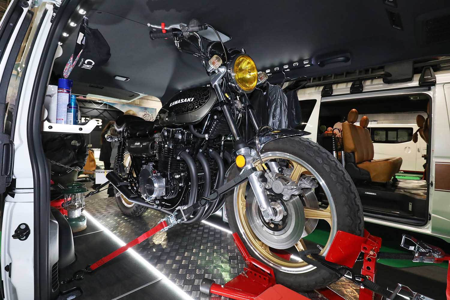 トヨタ「ハイエース」を移動式ガレージに！ ナローボディでもバイクのトランポ仕様にできるノウハウを紹介します | AUTO MESSE  WEB（オートメッセウェブ） 〜クルマを文化する 〜