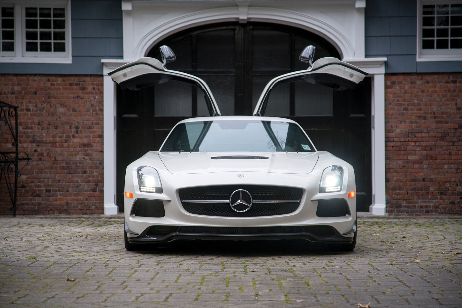実走行1000キロ以下！ 約1億3000万円のメルセデス・ベンツ「SLS」は