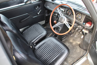 インテリアは内張りをカスタム用に変更している。その理由はフロントアームレスト（肘掛け）があるから