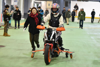 バイクに乗れること、それだけでパラモトライダー全員の頬が緩むのがわかる。そして走行を終えたときのボランティアスタッフの温かい拍手もパラモトライダーたちの心を打つ