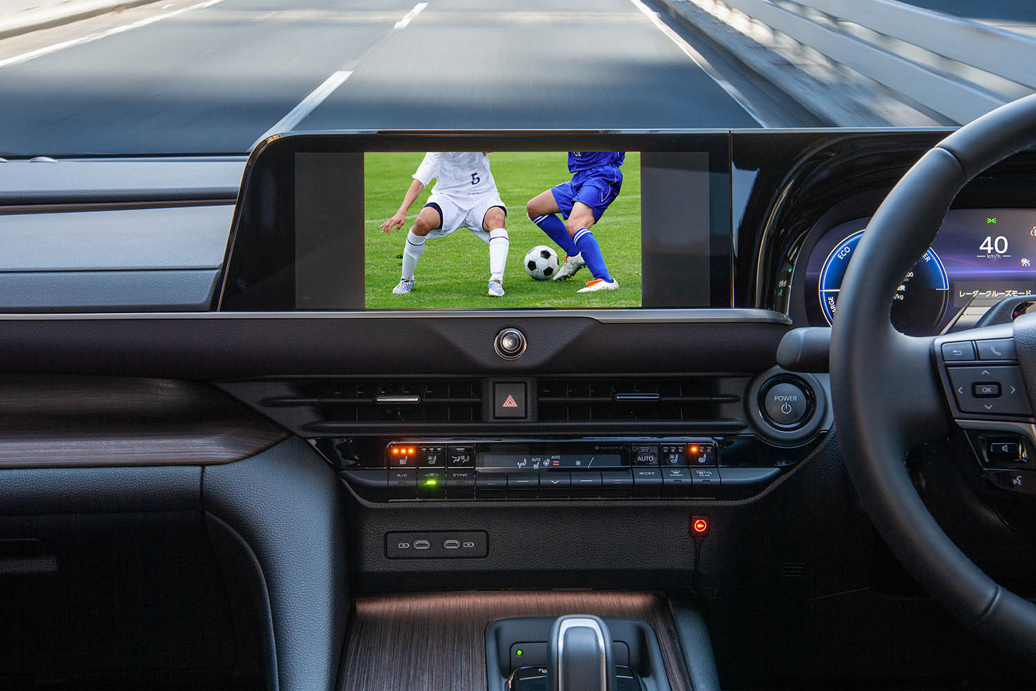 トヨタ新型「クラウン（セダン）」が納車されたらすぐに装着したい「TV