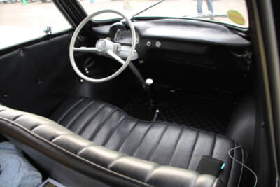 運転席のデザインもシンプルで、必要最小限の計器類しか装備していない