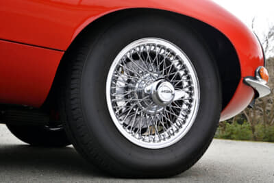 深いリムのワイヤーホイールに履いているタイヤはヨコハマS207で、サイズは195/80R15