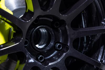 一気に落とし込む小径センターパートで足長感と奥行き感を確保。グラスブラックの美しき輝きで高まる上質さも要チェックだ