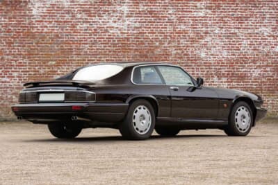 4万250ユーロ（邦貨換算約660万円）で落札されたジャガー「XJR-S6.0」（C）Courtesy of RM Sotheby's