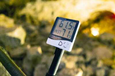 洞窟内の気温は61.5℉つまり約16℃と、やや肌寒さを感じるレベル。それはいいけど湿度が71％はあり得ない。機械の故障だろうか？