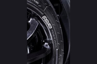 厚みあるフランジはデザインリブの一部をフラット化してマシニングロゴをプラス。デザインタグのような見せ場で外周の強調を図る