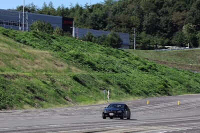 岐阜北工場の近隣に位置する開発センターで製品装着車両に試乗。センターには山岳試験路や直線路、旋回試験路などが設置されている