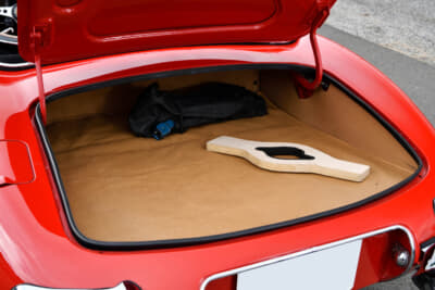 リアのトランクルーム。ホイールのセンターロックを回すための道具も積まれている