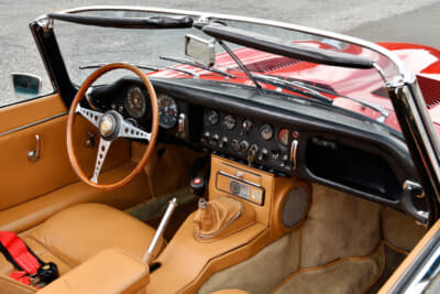 Eタイプでは左ハンドル仕様が多いのは、当時の英国政府の輸出重視政策にのっとり、その大部分がアメリカなどの右側通行国に輸出させるためにつくられたから