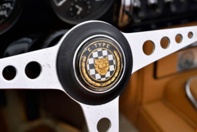 ステアリングのエンブレムは繊細なデザインを示す