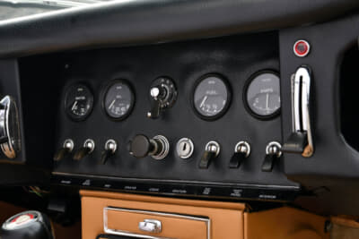ダッシュ中央にスイッチ類が並ぶ。右の細長いものはチョークレバー