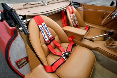 この時代は美しい「おむすび」型シートバック形状で、クッションが薄いバケットタイプが選ばれていた