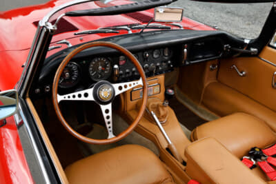 この時期のシリーズ1は「フラットフロア」と呼ばれる最初期型よりもダッシュボード下の床を一段低めたことで、足もとのスペースが若干広められているのが特徴