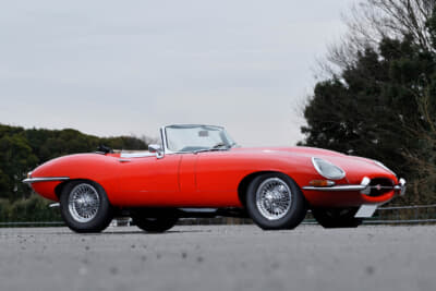 見た目も走りも、ヒロイックなカッコよさが横溢しているジャガーEタイプは、1960年代ポップカルチャーのアイコンともなった