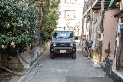 左右に余裕があるものの、車内から見るとドキドキする狭さだ