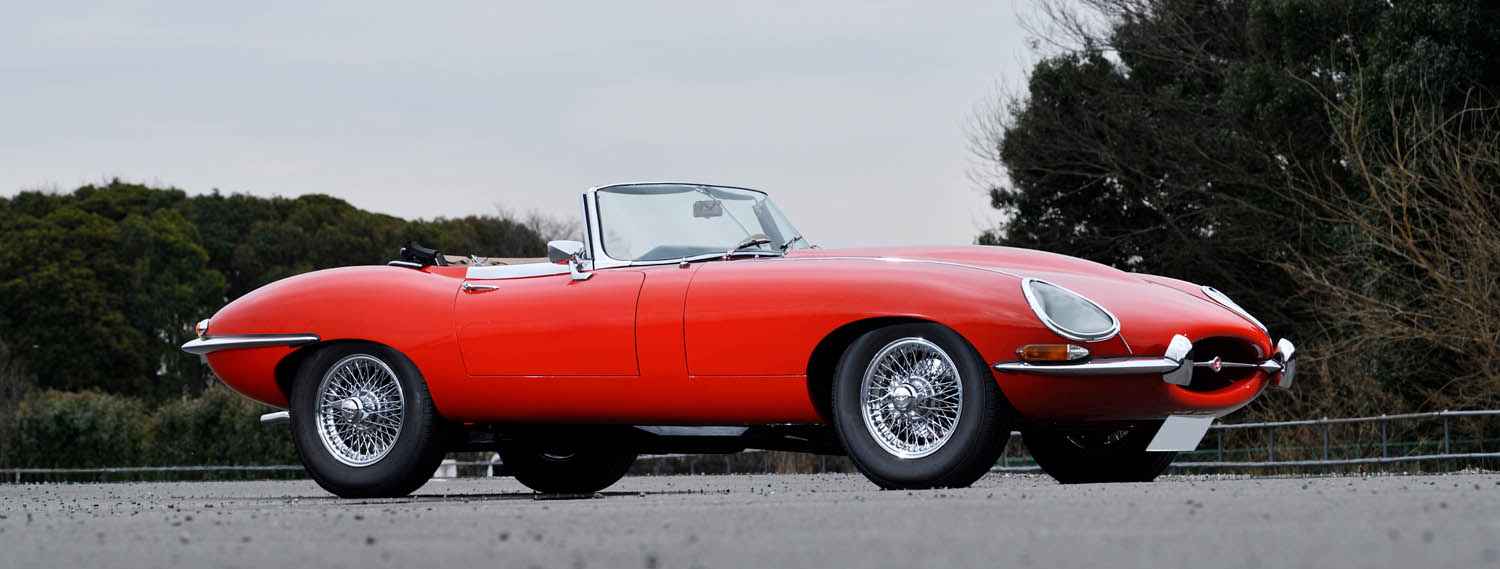 60年代セレブが競って買ったジャガー「Eタイプ」に試乗！ ポップカルチャーのアイコンは「よくできたスポーツカー」でした【旧車ソムリエ】