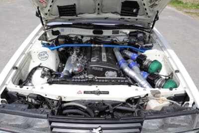 元々のエンジンが6気筒なのでRB26DETTへの載せ換えはスペース的な問題は無かったが、補器類を事を考えながらの作業に苦労した