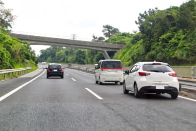 法定速度未満で走行している場合に、後続車に追いつかれた場合は、できる限り道路の左側端に寄って、進路を譲らなければならない