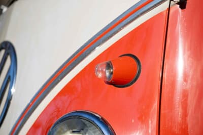 11万2000ドル（邦貨換算約1700万円）で落札されたフォルクスワーゲン「タイプ2 23ウインドウ デラックス マイクロバス」（C）Courtesy of RM Sotheby's