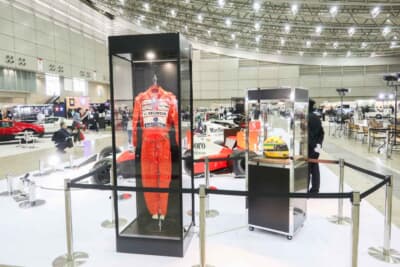 クルマ以外ではセナ選手が着用していたレーシングスーツやヘルメットも展示されていた