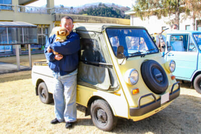 空冷2気筒エンジンを積んでいるホンダ車のことが好きだという新作さん。愛犬の“チョコ”くんはトイプードル