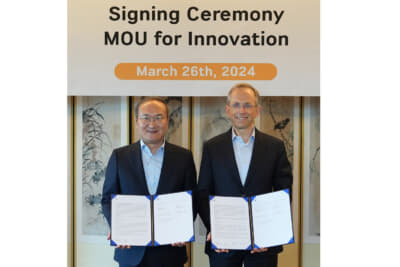 フェラーリのベネデット・ヴィーニャ最高経営責任者（右）とSK On社のイ・ソクヒ最高経営責任者（左）