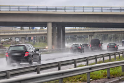 舗装路のドライでの摩擦係数（μ）は0.8前後だが、雨の降りはじめの摩擦係数は、0.4くらいに一気に低下する