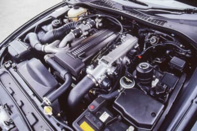 セラミックツインターボを搭載した1JZ-GTE型エンジン