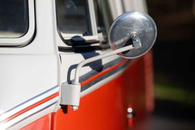 11万2000ドル（邦貨換算約1700万円）で落札されたフォルクスワーゲン「タイプ2 23ウインドウ デラックス マイクロバス」（C）Courtesy of RM Sotheby's